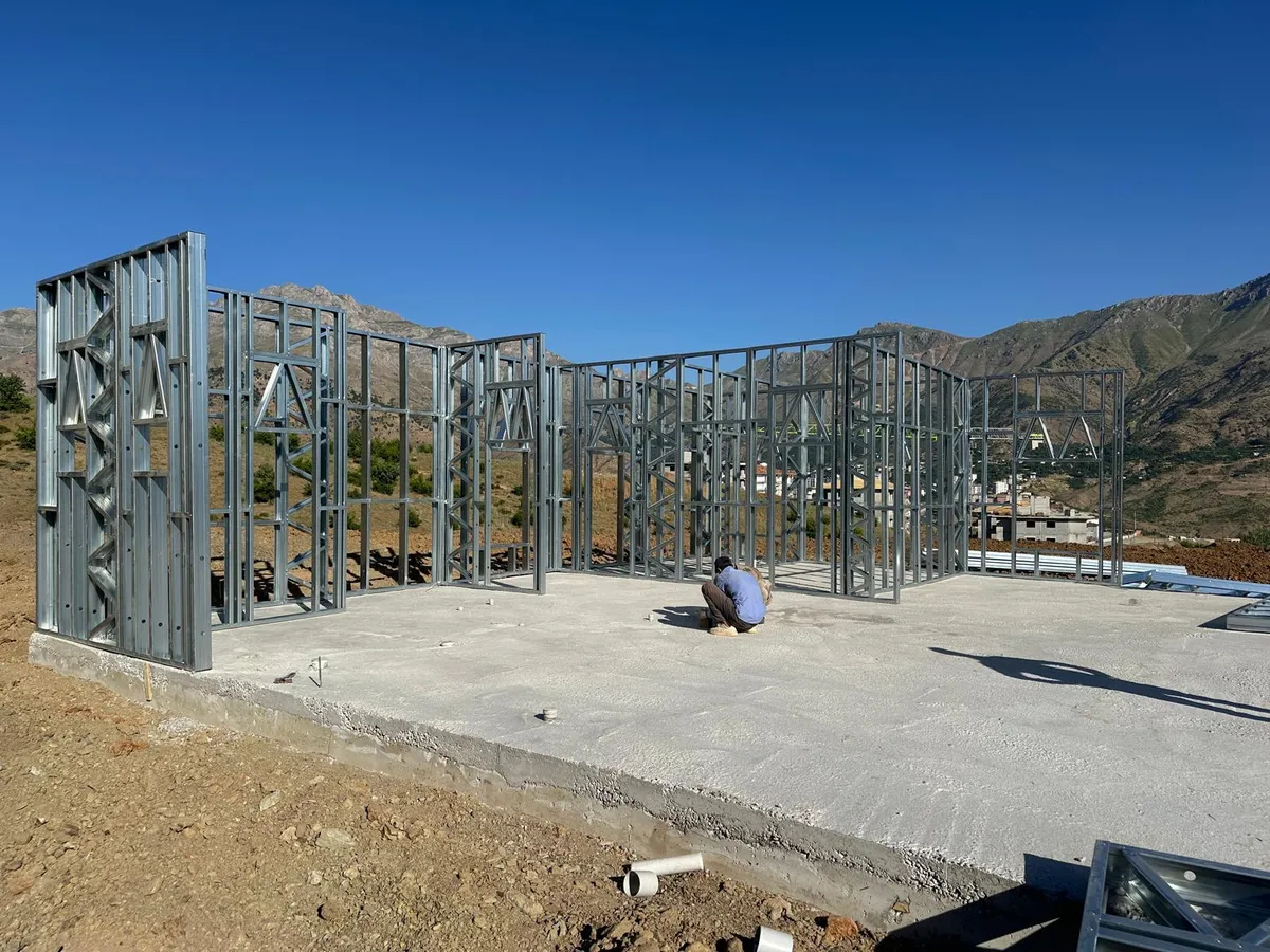 Şantiyede hafif çelik montajı