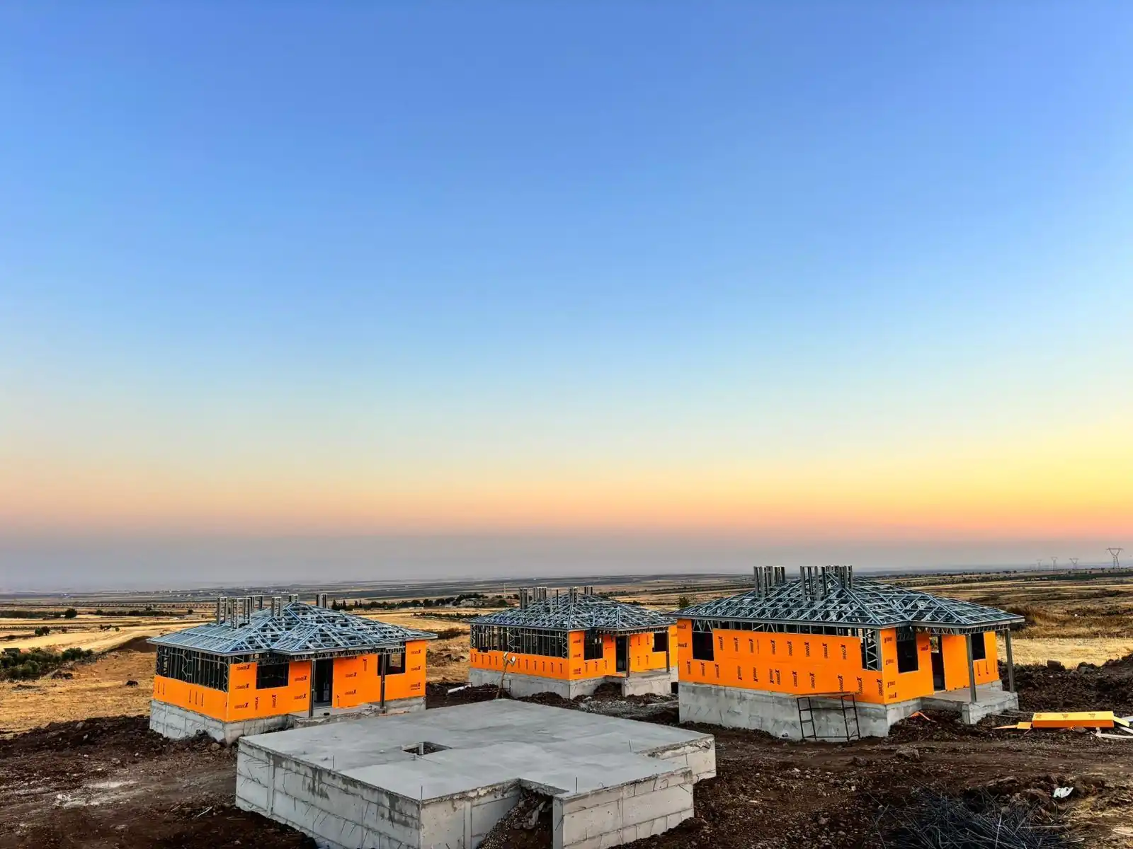 Şantiyede hafif çelik yapı — gün batımı