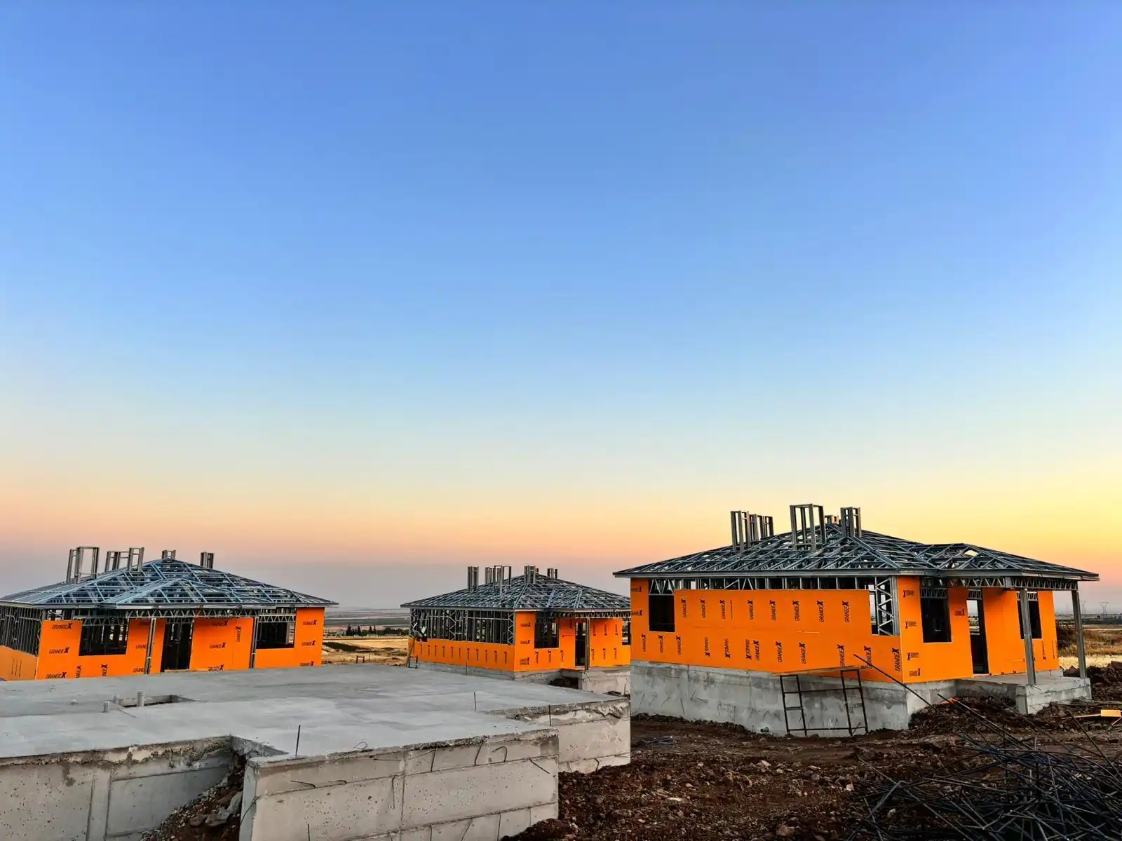 Devam eden hafif çelik proje şantiyesi